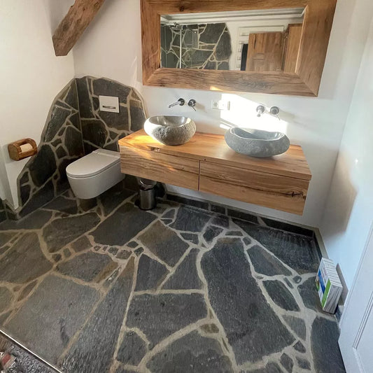 Natursteinplatten als Wandverkleidung und Bodenbelag im Badezimmer Deep Sea Quarzit Polygonalplatten
