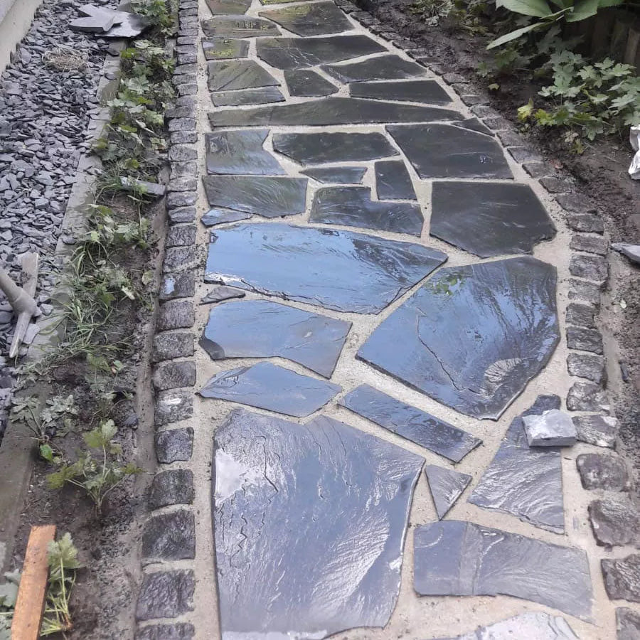 Ein Gartenweg aus Negra Schieferplatten polygonale Natursteinplatten