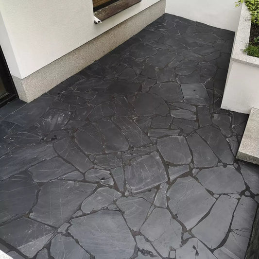 Eine Terrasse aus Natursteinplatten Negra Schiefer