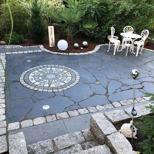 Wunderschönes Beispiel der Verlegung von Negra Schiefer Natursteinplatten polygonal auf einer Terrasse