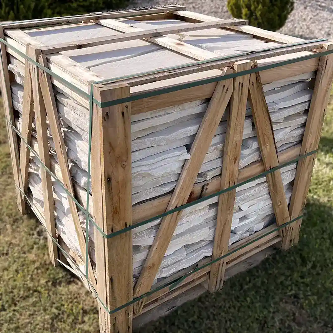 polygonalplatten weiß im Holzverschlag