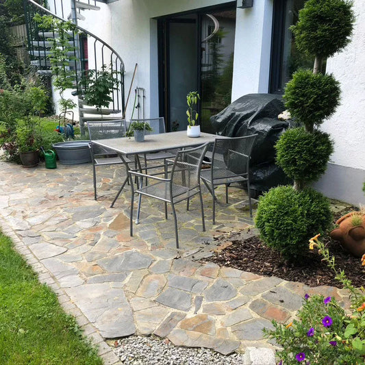 Scabra Schieferplatten als Terrassenboden verlegt