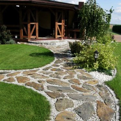 Terrassen und Gartenwege aus Bruchsteinplatten verbinden natürliche Optik mit langlebiger Qualität.