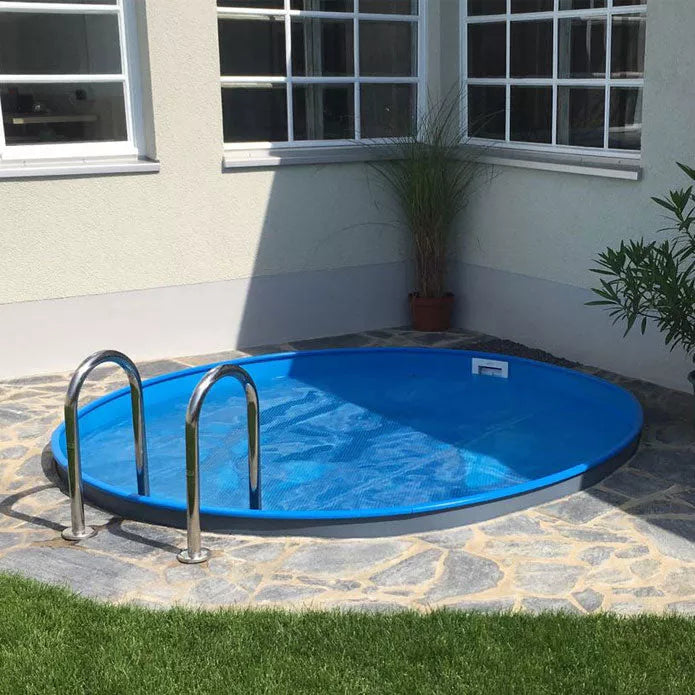 Helle Natursteinfläche rund um den Pool