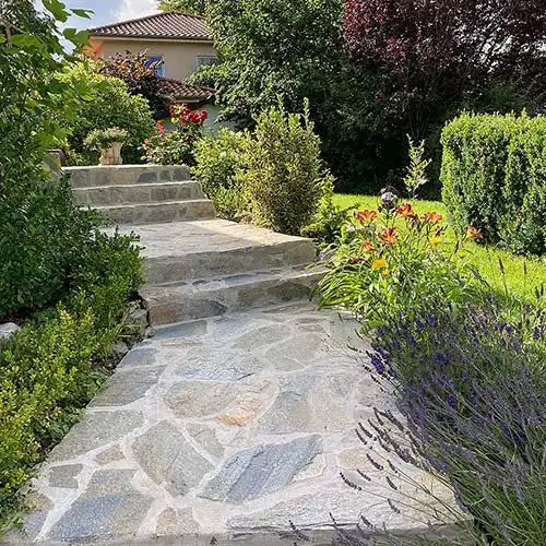 Gartenweg und Treppe mit Bruchsteinplatten bei bruchsteinplatten.de