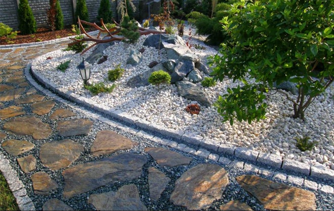 Polygonalplatten im Garten - Grauwacke Steine kaufen bei bruchsteinplatten.de