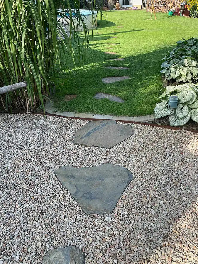 Gehwegplatten mit Natursteinplatten für ein individuelles Ambiente im Garten