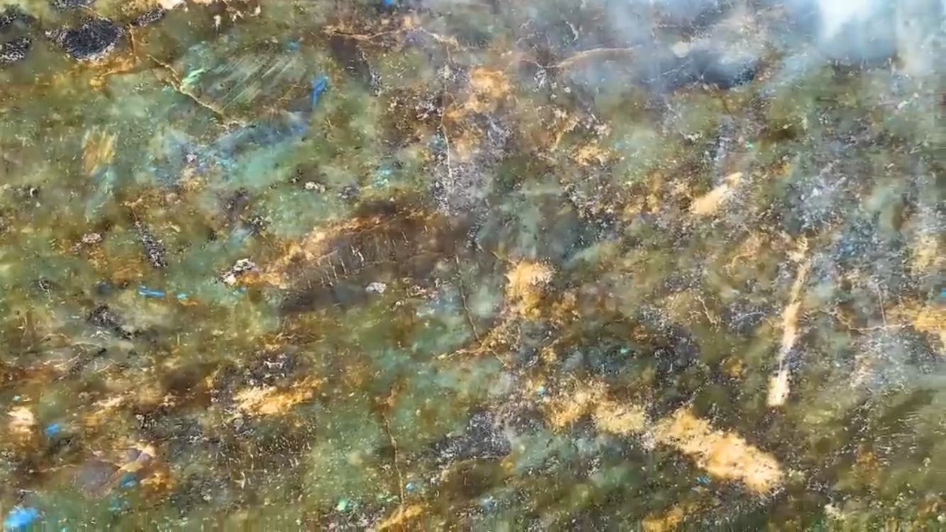 Načíst video: Labradorit Nahaufnahmen in Bewegung