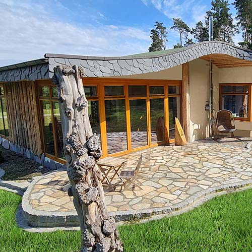 Bruchsteinplatten Rund um Terrasse und Garten - Polygonalplatten Terrasse mit Randabgrenzung aus Stein