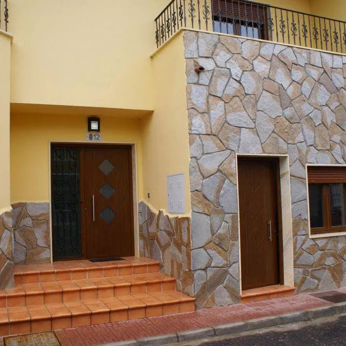 Beispiel einer Hausfassaden Wandverkleidung mit Copper Quarzit Natursteinplatten