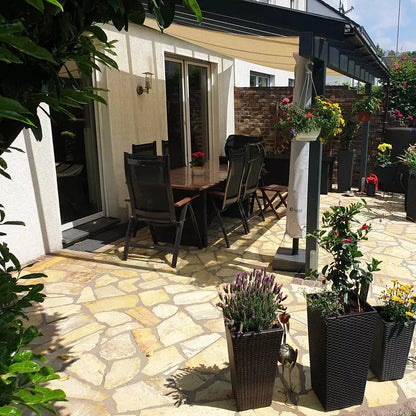 Terrasse belagt med Kallisto-kvartsit naturstensplader