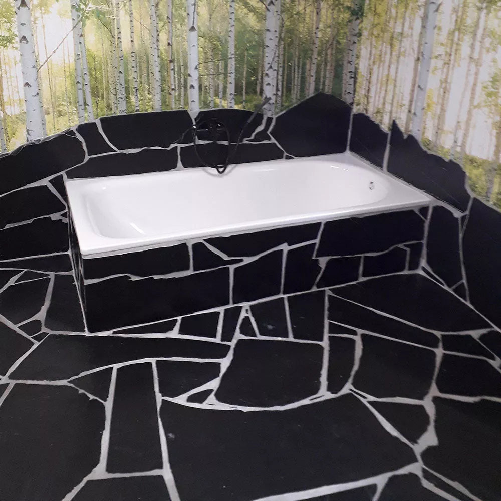 Negra Schieferplatten als Wandverkleidung und Bodenplatten im Badezimmer