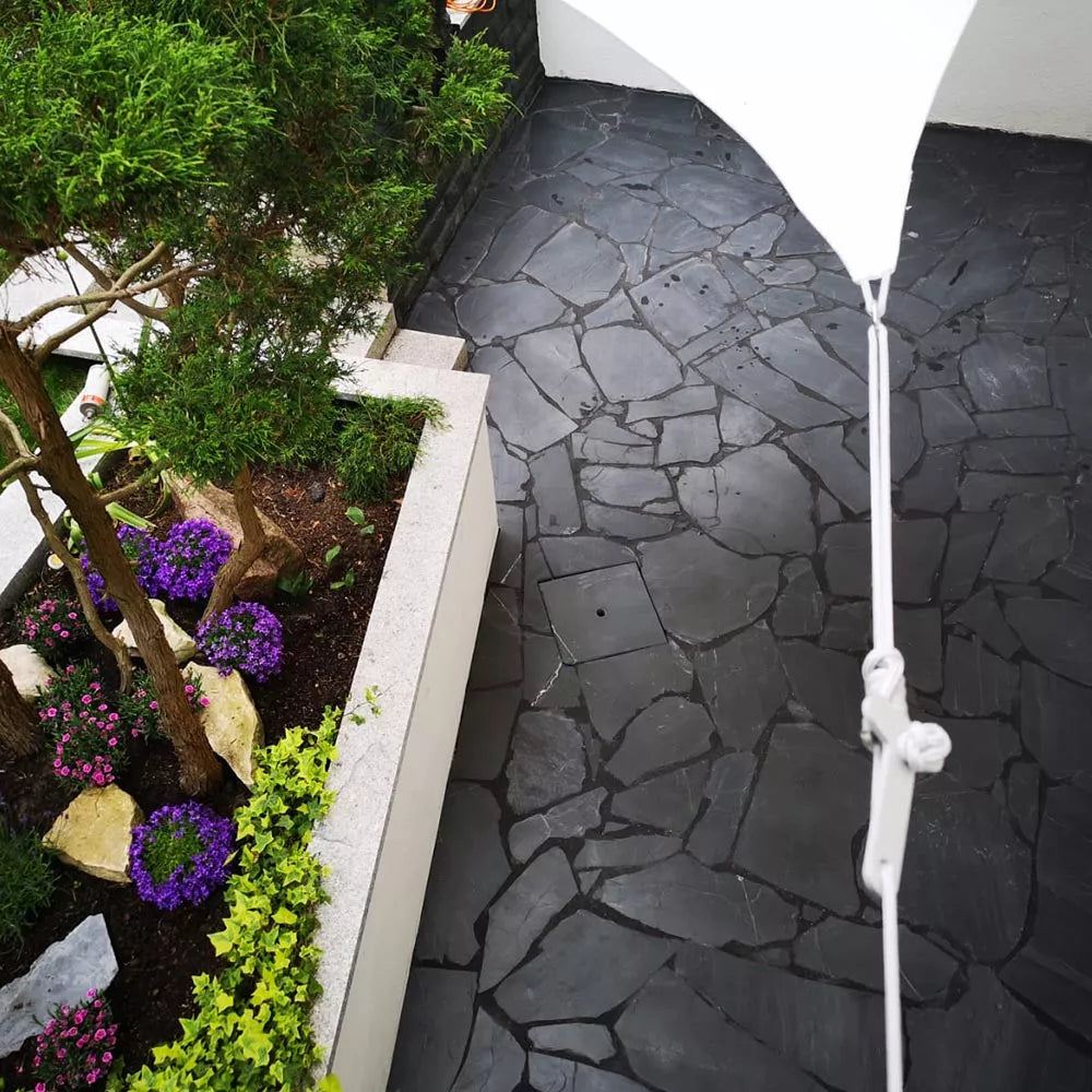 Negra Schiefer polygonale Natursteinplatten Bruchstein hier verlegt auf einem Balkonboden