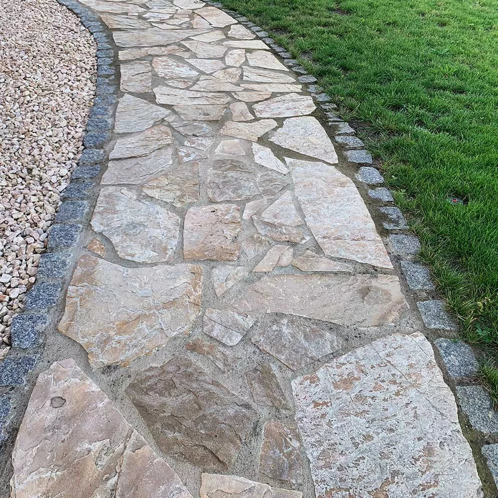 Gartenweg mit Quarzit Polygonalplatten