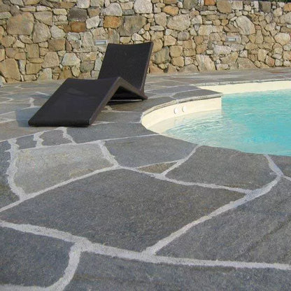 Poolumrandung und Bodenbelag aus Deep Sea Quarzit Terrassenplatten