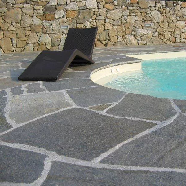 Poolumrandung und Bodenbelag aus Deep Sea Quarzit Terrassenplatten