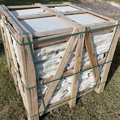 Polygonalplatten weiß Bruchsteinplatten im Holzverschlag