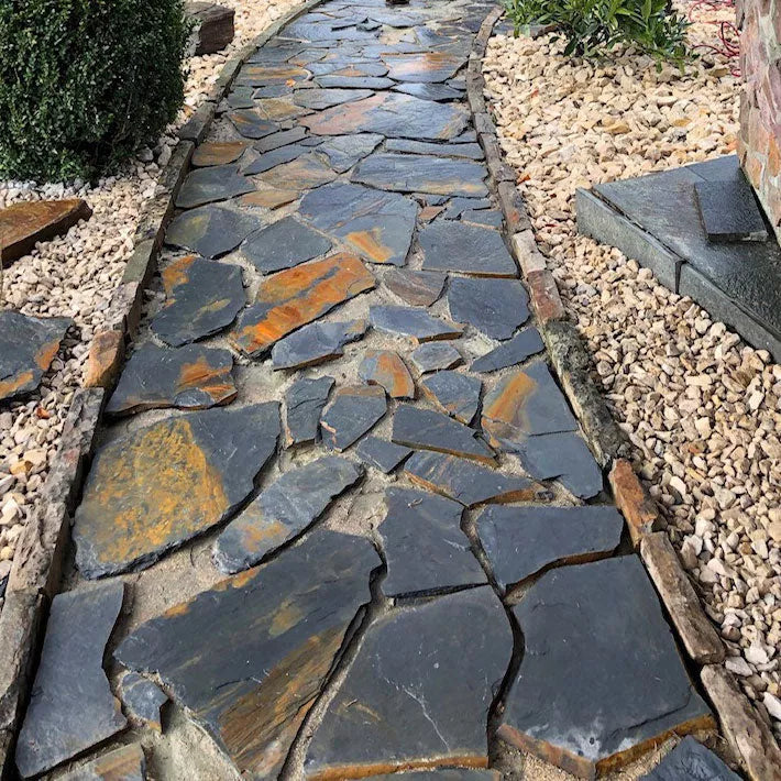 Gartenweg mit polygonalen Scabra Schieferplatten Naturstein